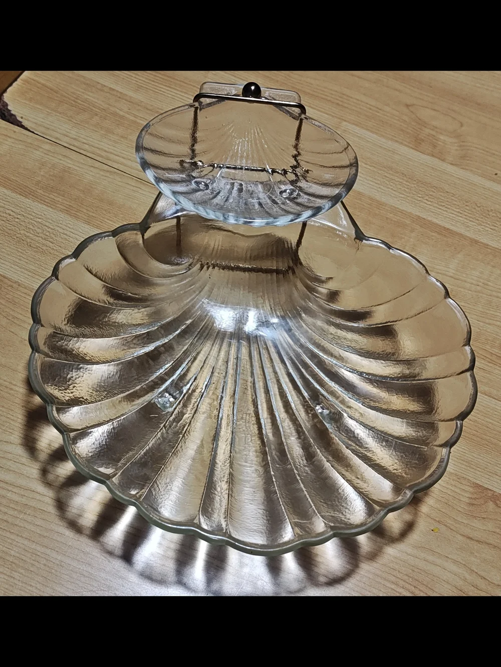 vintage 3-piece Jeannette crystal chip and dip set includes a 10.5-inch seashell